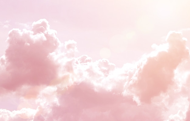 Nuvole arcobaleno. sfondo. sole e nuvole sfondo con un colore pastello.