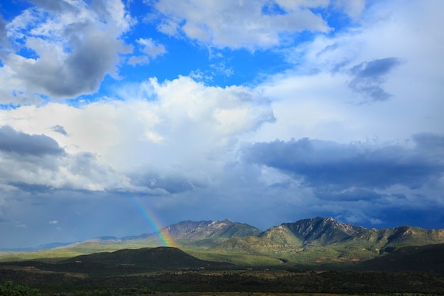 Arcobaleno e nuvole sopra pine valley utah
