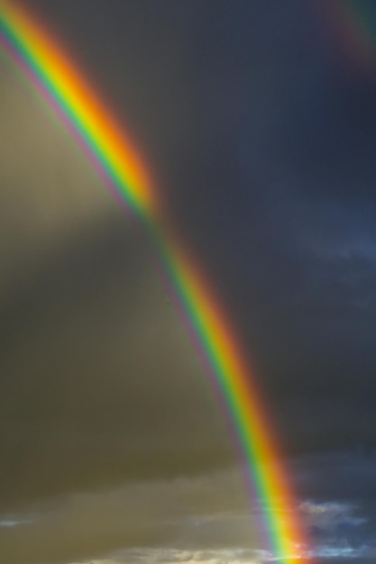 Photo rainbow over a cloudy sky