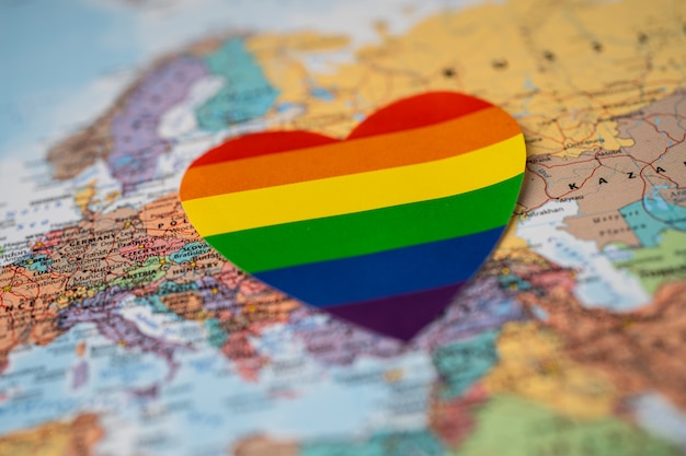 ヨーロッパの世界地図上の虹色のハート