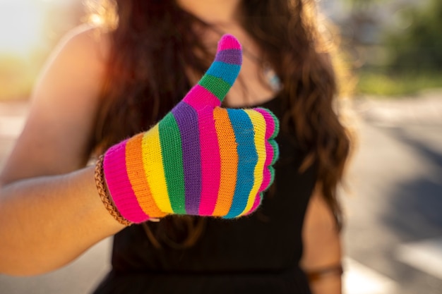 Foto concetto di linguaggio dei segni della mano femminile color arcobaleno di comunità di attivismo lgbt e giorno dell'orgoglio della libertà