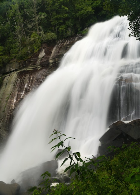 Водопад Rainbow Falls возле Cashiers NC