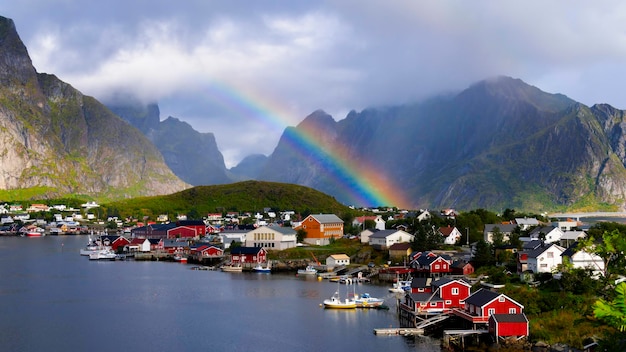 ロフォーテン諸島ノルウェーのフィヨルドの風景の中の虹