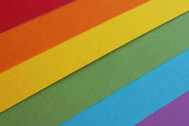 色とりどりの水彩紙から作られたLGBTコミュニティの虹色の旗