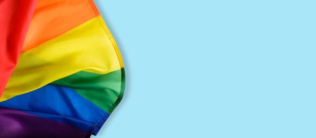 Bandiera arcobaleno su sfondo azzurro, simbolo internazionale della vista dall'alto della comunità lgbt. banner, copia spazio.