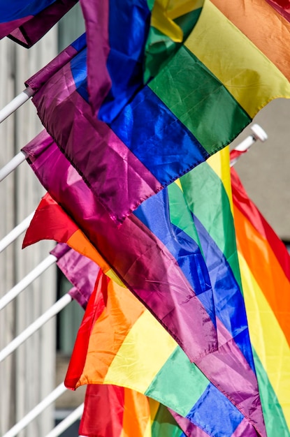 Foto bandiere arcobaleno all'aperto