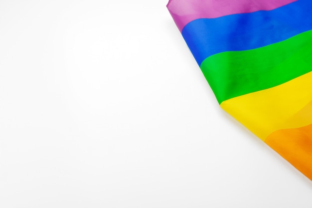 Радужный гей флаг на белом крупным планом