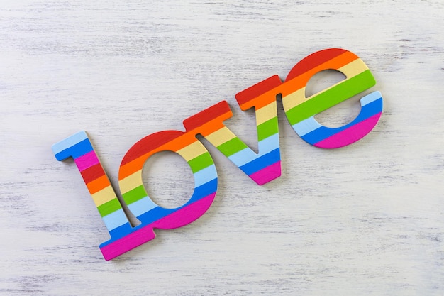 Rainbow Gay Pride liefde teken op hout achtergrond.