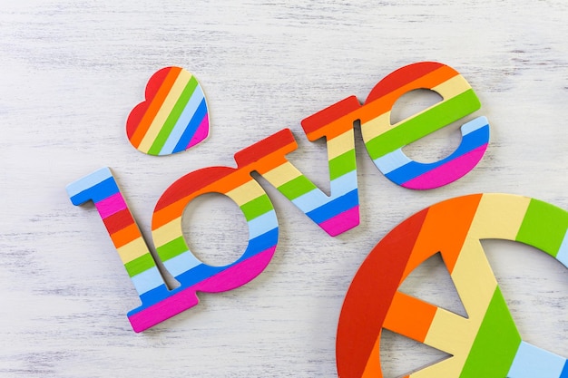 Photo rainbow gay pride love sign on wood background.