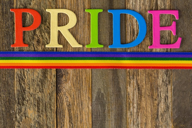 Rainbow Gay Pride-teken op een houten achtergrond.