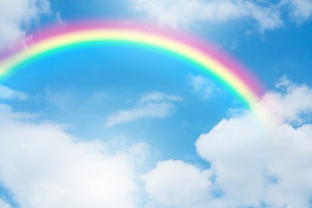 写真 雲と青い空にかかる虹