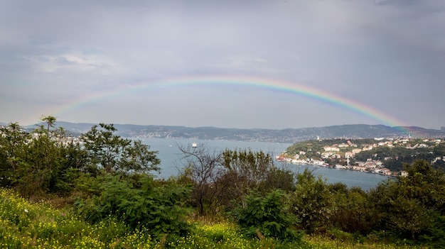 Arcobaleno sulla città di istanbul in turchia