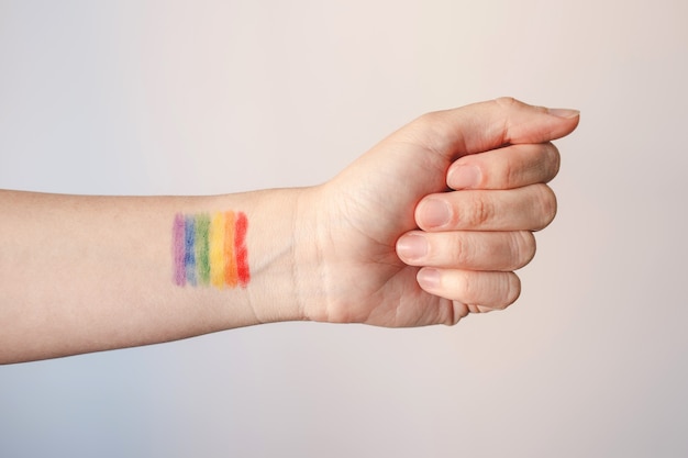 Радужный ЛГБТ-флаг нарисован на руке символом ЛГБТ-сообщества