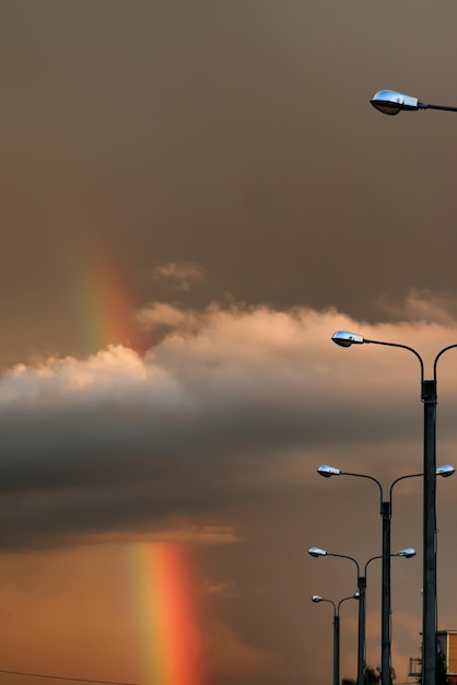 Arcobaleno chiaro tramonto nuvola scura