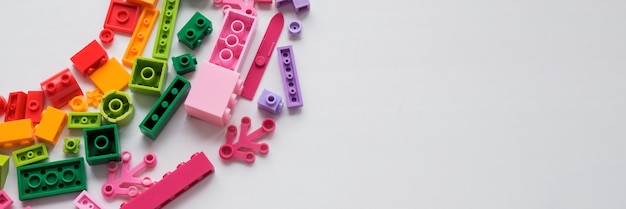 写真 レインボー モンテッソーリ早期開発色付きの立方体ブロックで迷路を構築する自宅でゲームをプレイ教育玩具ブロック幼稚園の幼稚園または保育園の web バナーのおもちゃコピー スペース