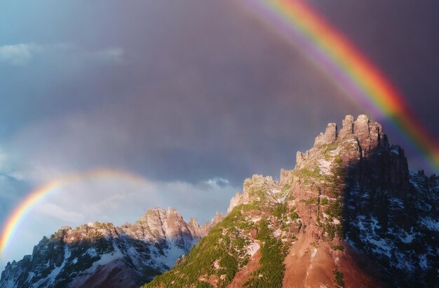 山に架かる虹 絵のように美しい風景 曇り空を背景にした山 山の尾根を越えて青空に浮かぶ雲 ジェネレーティブ AI