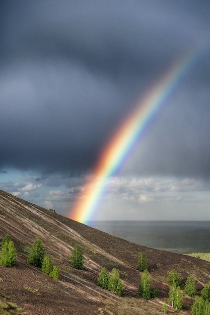 劇的な嵐の空と雲に対する山の虹