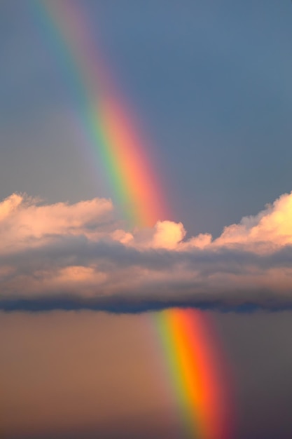 写真 嵐の雲の背景に虹