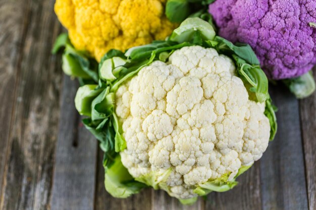 Foto arcobaleno di cavolfiore biologico del mercato locale.