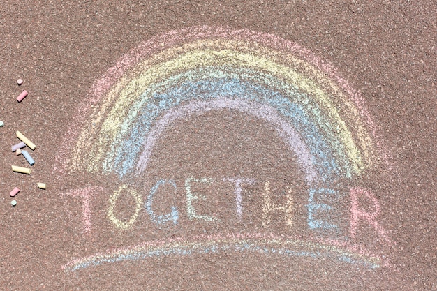LGBTの舗装シンボルにチョークで描かれた虹