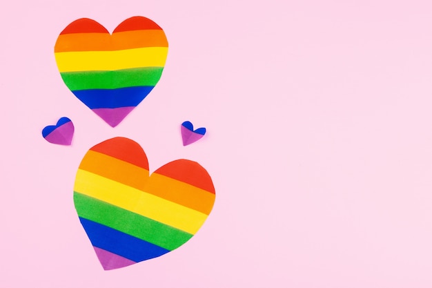 Cuore di carta arcobaleno sulla vista superiore di carta