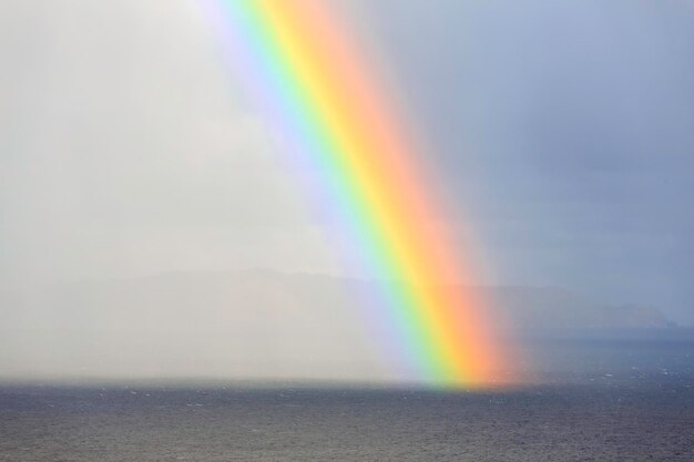 Photo rainbow over sea against sky