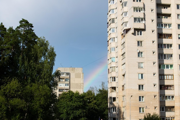 Радуга в небе над городом