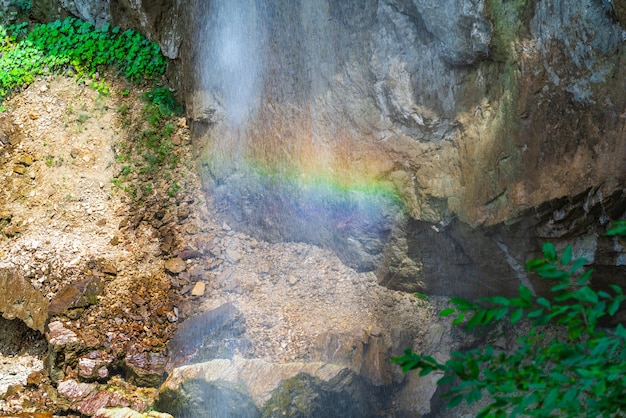 Photo rainbow spray in a waterfall