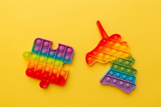 Rainbow Square Fidget Toys Popit op de gele achtergrond Populair ontspannend siliconen stressspeelgoed