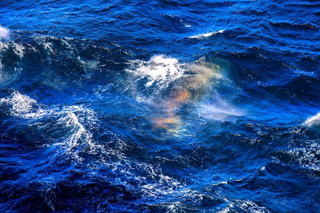 Foto arcobaleno tra le onde sulla superficie del mare del nord