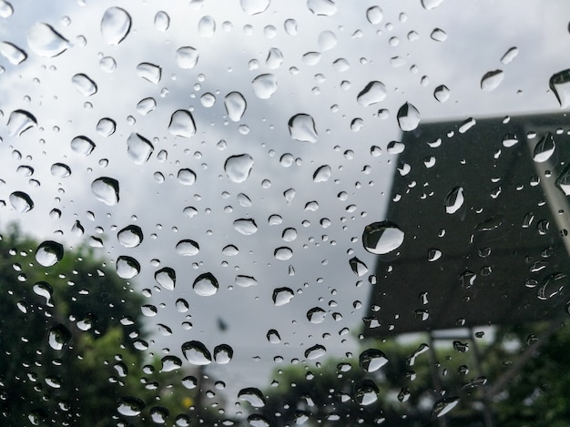 窓ガラスの車に降る雨滴。