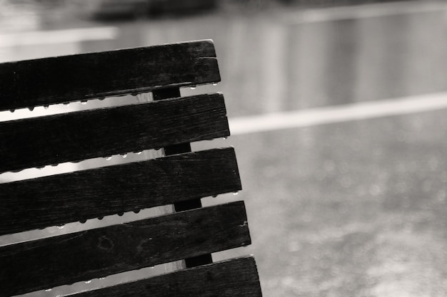 Gocce di pioggia sulla panchina in una giornata piovosa. concetto di solitario, triste, solo.