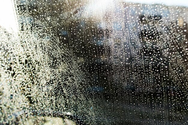 太陽に照らしてガラスに雨滴