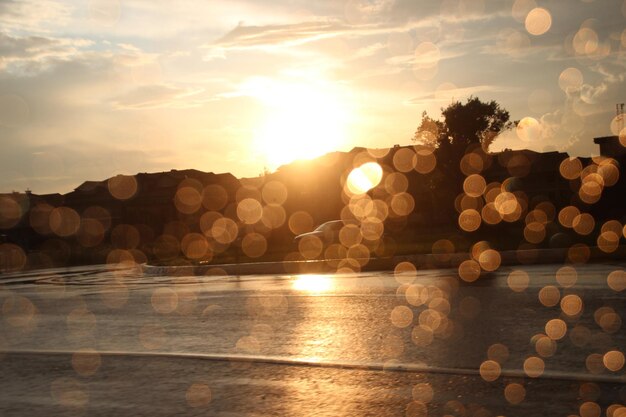 Photo raindrops on glass sunlight reflected from raindrops