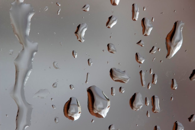 ガラスのテクスチャの抽象的な背景に雨滴