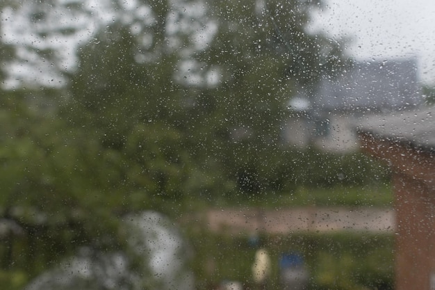 ガラス上の雨滴