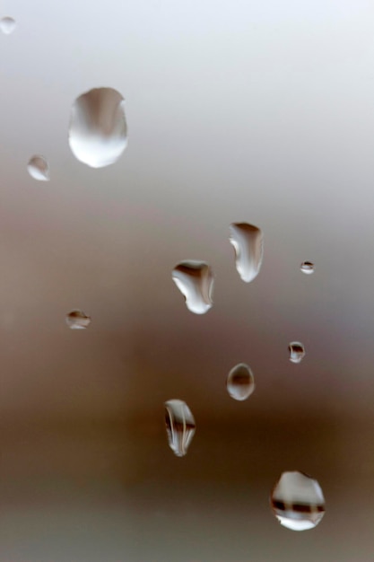 ガラスの雨滴