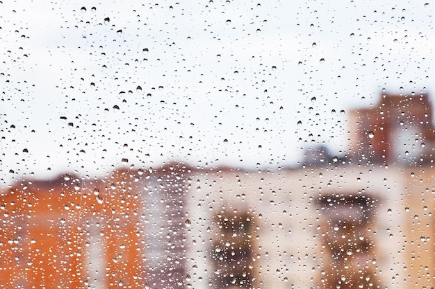 家のガラス窓に雨滴