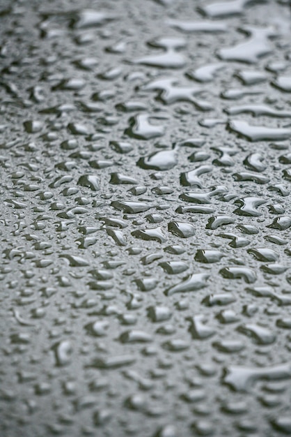 금속 바닥에 빗방울