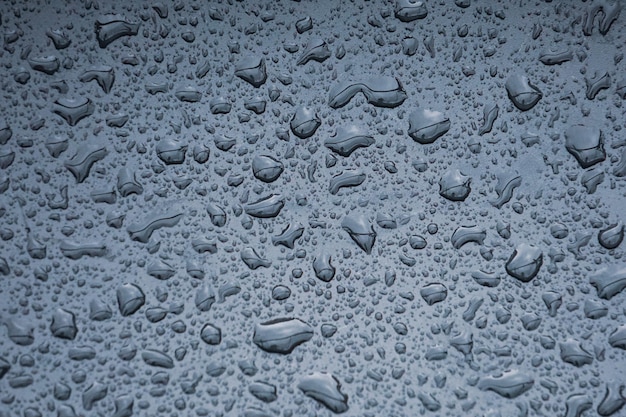 Капли дождя на металлической поверхности в дождливые дни