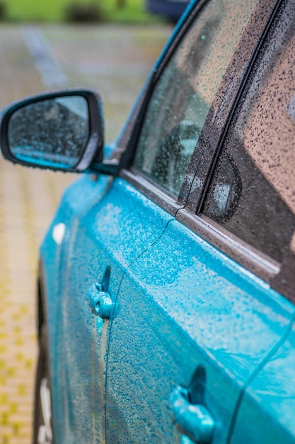 写真 雨の滴を映した車 雨の粒を映したドア 鏡とガラスを映した車