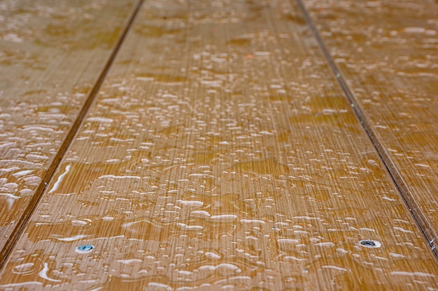 Photo raindrops on the plywood boards brown