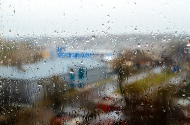 Капли дождя на окне улицы