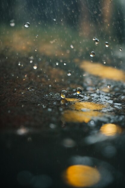 Photo raindrops on wet asphalt