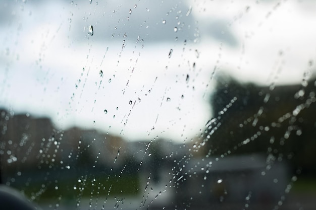 窓ガラスの雨滴がクローズアップ