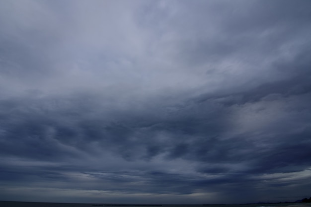 Photo rainstorm a weather condition with strong wind and heavy rain are forming in the ocean.