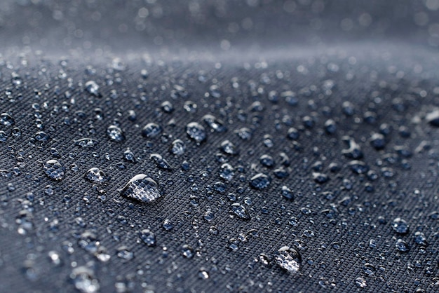 写真 雨水が青い防水布の上に落ちる 雨に浸された防水布の上に雨水が落ちる 青い防水布の上に雨水が落ちる