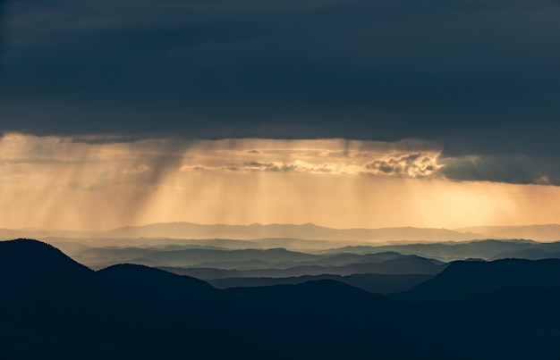 美しい山の風景の上の雨雲