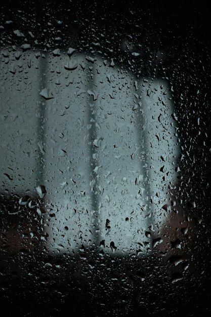 창문 위에 방울이 떨어지는 비가 오는 날