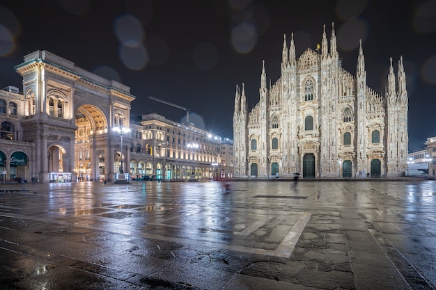 イタリア、ミラノのドゥオーモの景色を望む雨の日。